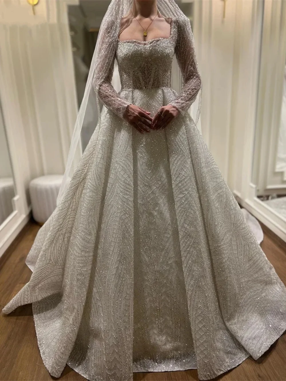 رائع الكرة بثوب فساتين الزفاف ساحة الرقبة الديكور الترتر فستان عروس الطيات الفاخرة سويب تراين فستان الزفاف حسب الطلب