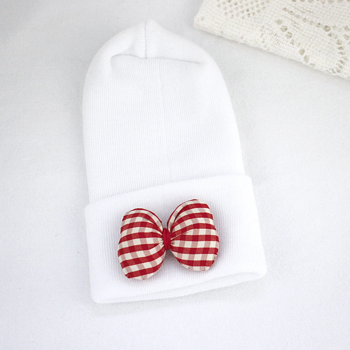 

Шапочка для новорожденных 0-6 месяцев, белая вязаная шапочка-боннет с красным бантом, милый головной убор для девочек, тюрбан, шапочки для новорожденных, бантик для волос