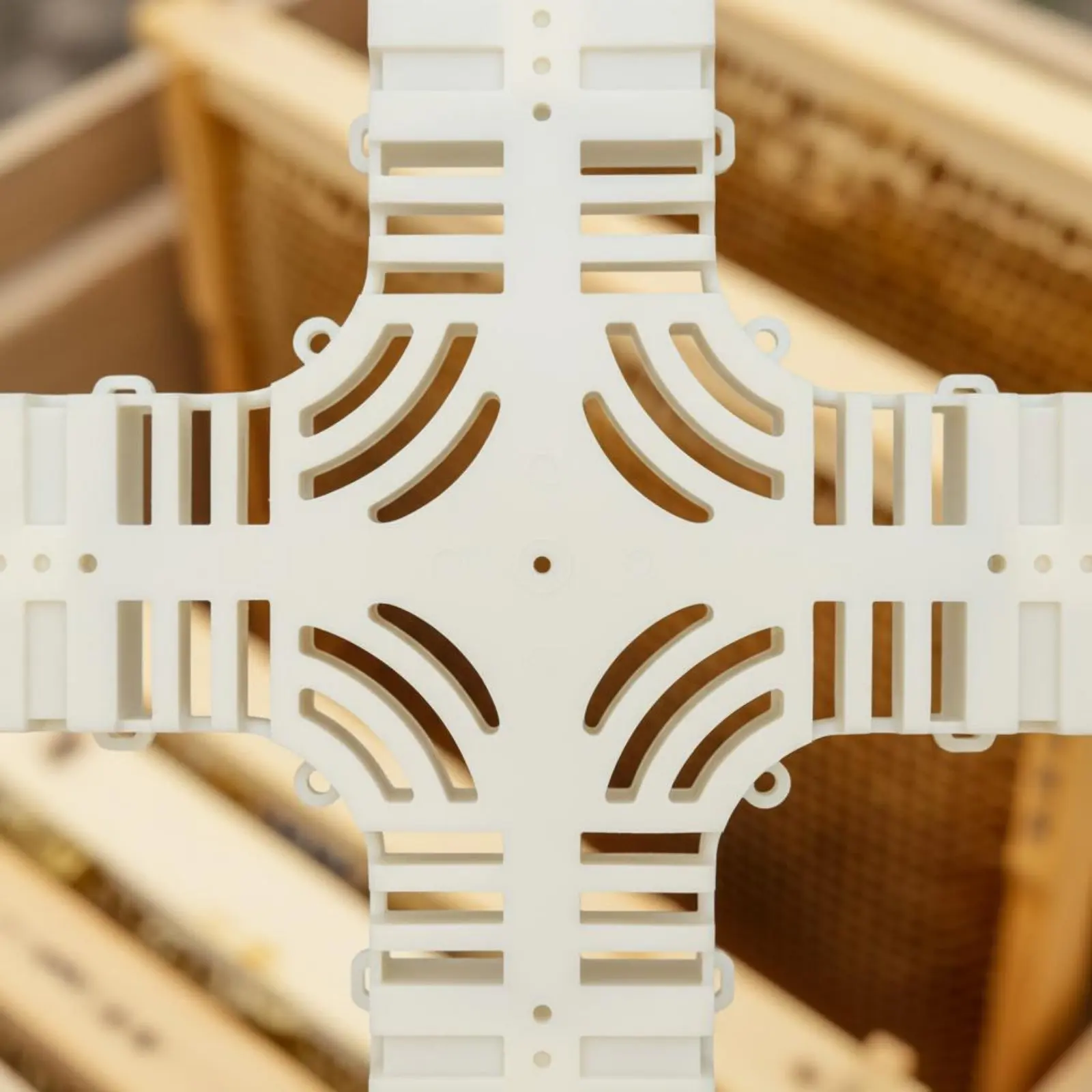 Queen Bee Enclosure Reusable Cross Shaped Queen Enclosure Plastic Bee Isolator Long-Lasting Beekeeping Supplies Lightweight view 2