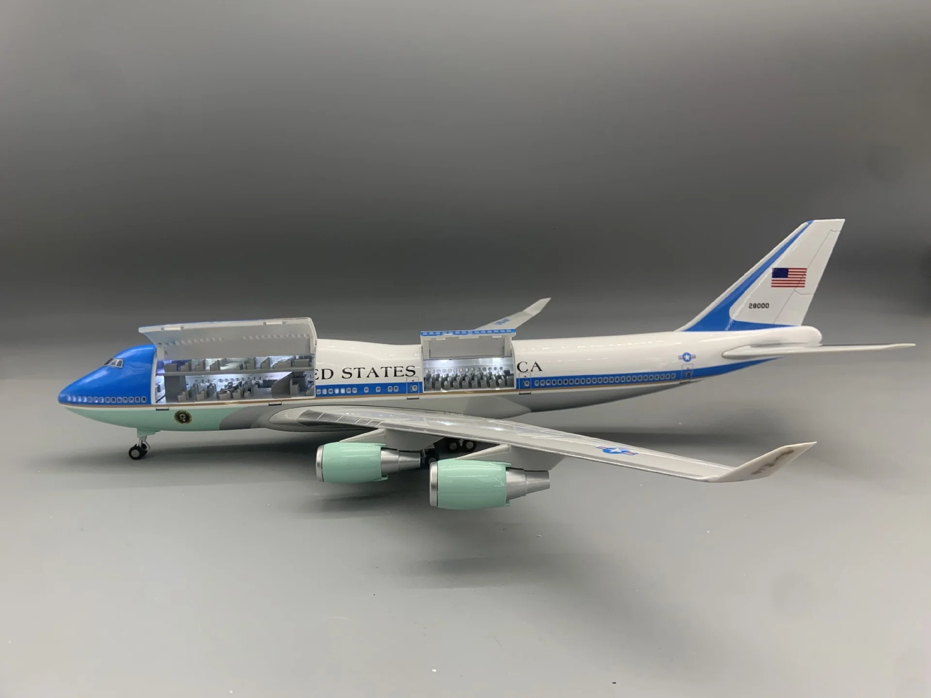 47CM B747 Air Force One Airplane Model 1:160 Scale Aircraft Presidential with Opening Doors LED Lights & Rolling Landing Gear