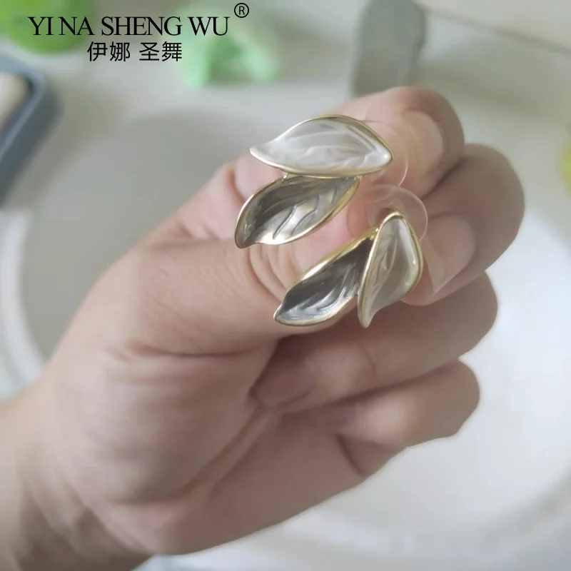 S925 الفضة إبرة الأزرق والأبيض ورقة الأقراط سوبر الجنية الطازجة الأقراط للنساء الأزياء نمط الأقراط الملحقات اليومية