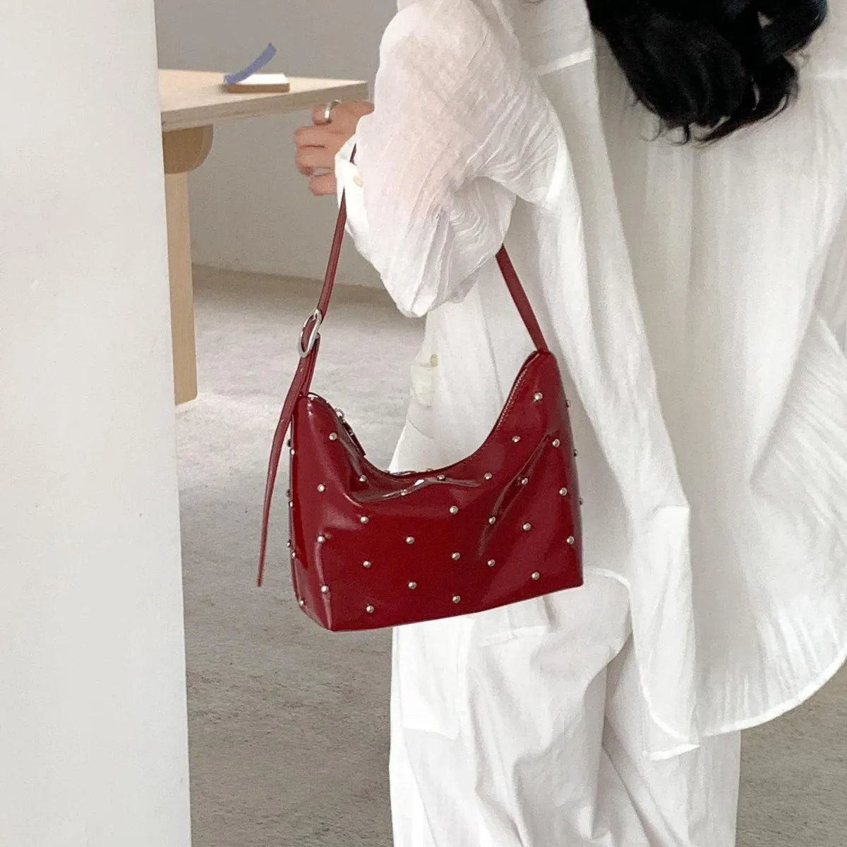 

Simple Fashion New Female Underarm Bag Y2k Design Versatile Shoulder Bags Women Luxury Trendy Rivets Handbag Casual Vintage