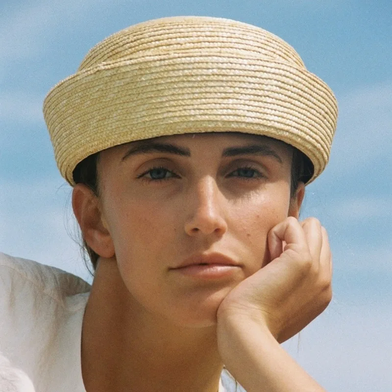 النساء المنسوجة يدويا القش الطبيعي قبعة الشمس Ins مدون موضة الصيف القبعات المسطحة دائرة مقعر علوي الكنيسة ديربي قبعة للشاطئ