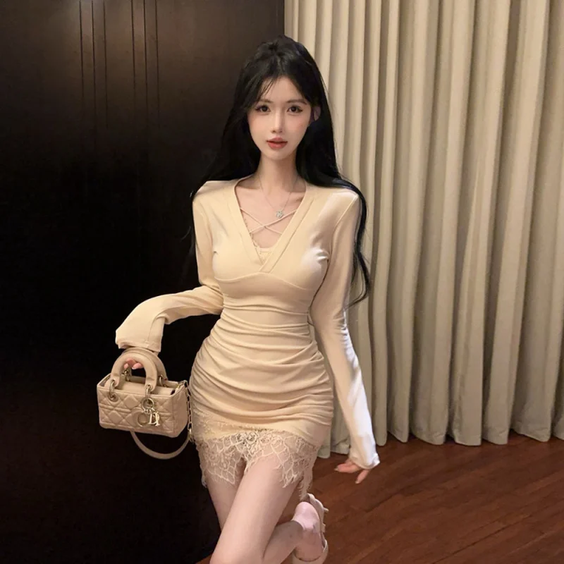 

7982Европа и Америка2026Трансграничная оптовая торговля: туфли с перекрестными ремешками, платье с V-образным вырезом, лоскутное, кружевное, короткая юбка