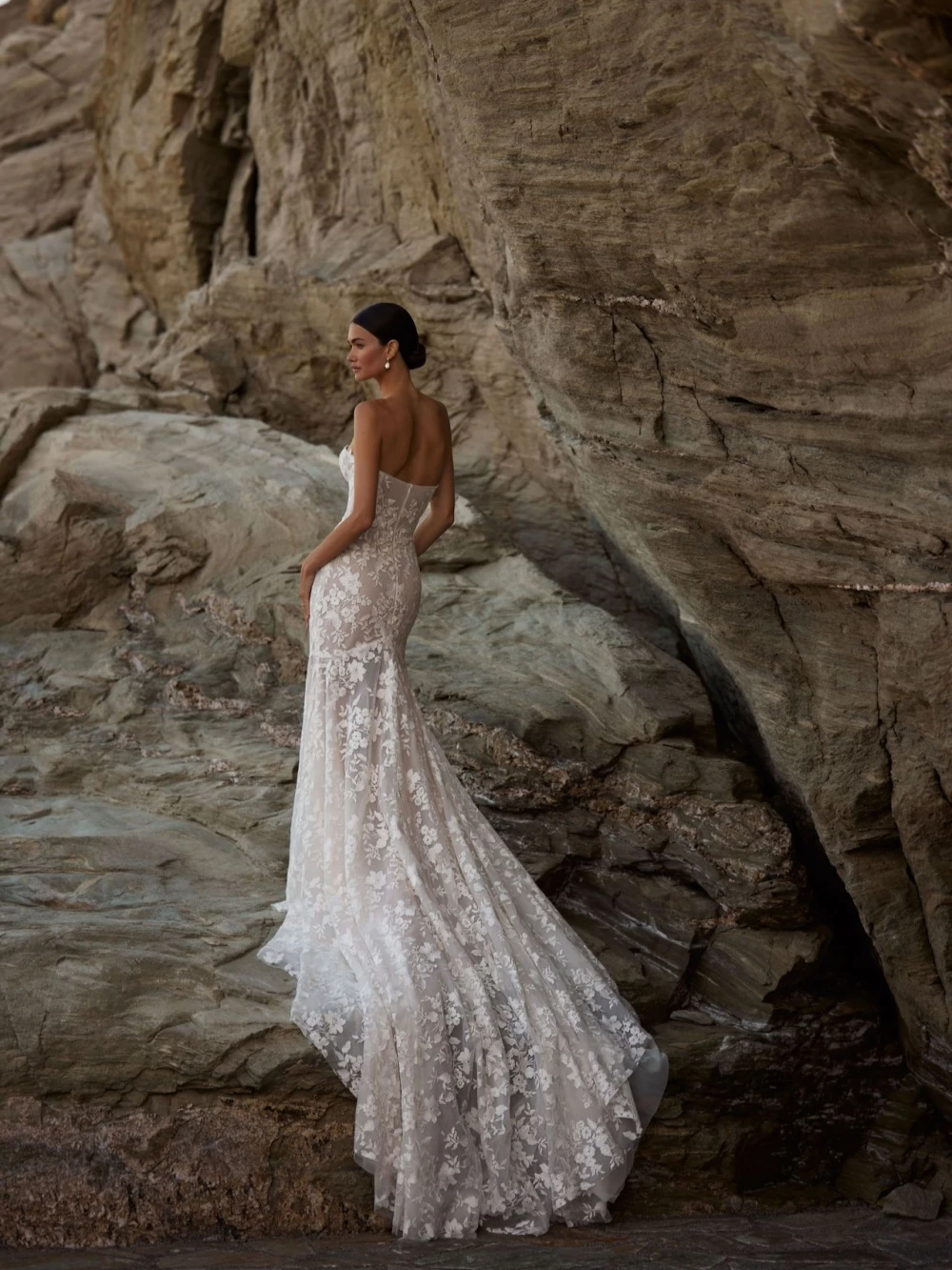 Abito da sposa lungo a sirena in pizzo lucido da sogno affascinante abito da sposa aperto sul retro senza spalline 2026 nuovi abiti personalizzati per la sposa