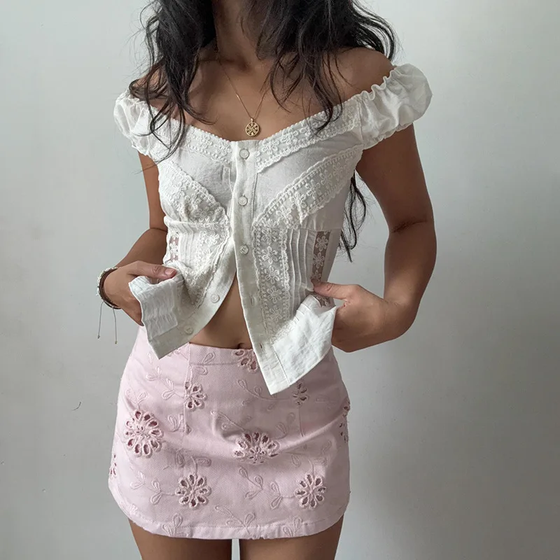 Vintage V-neck Buckle Bubble Sleeve Top with Elegant Temperament, Lace Patchwork Slim Fit and Age Reducing Shirt