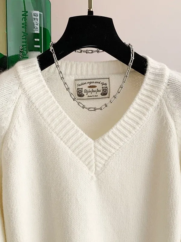 เสื้อไหมพรมคอวีทรงหลวมสำหรับผู้หญิง อุ่นสบายสำหรับฤดูหนาว ดีไซน์ใหม่ สไตล์ลำลอง เรียบหรู สีพื้น เสื้อสเวตเตอร์แฟชั่นสำหรับผู้หญิง