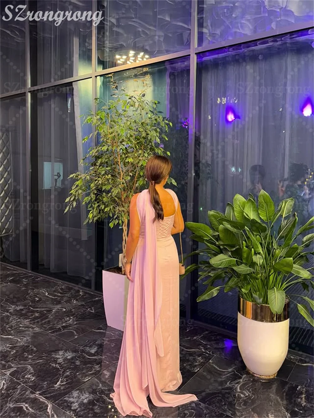 Op maat gemaakte eenvoudige roze geplooide gelaagde sjaal avondjurk rechte rugloze vloerlengte Saoedi-Arabische jurk met trein