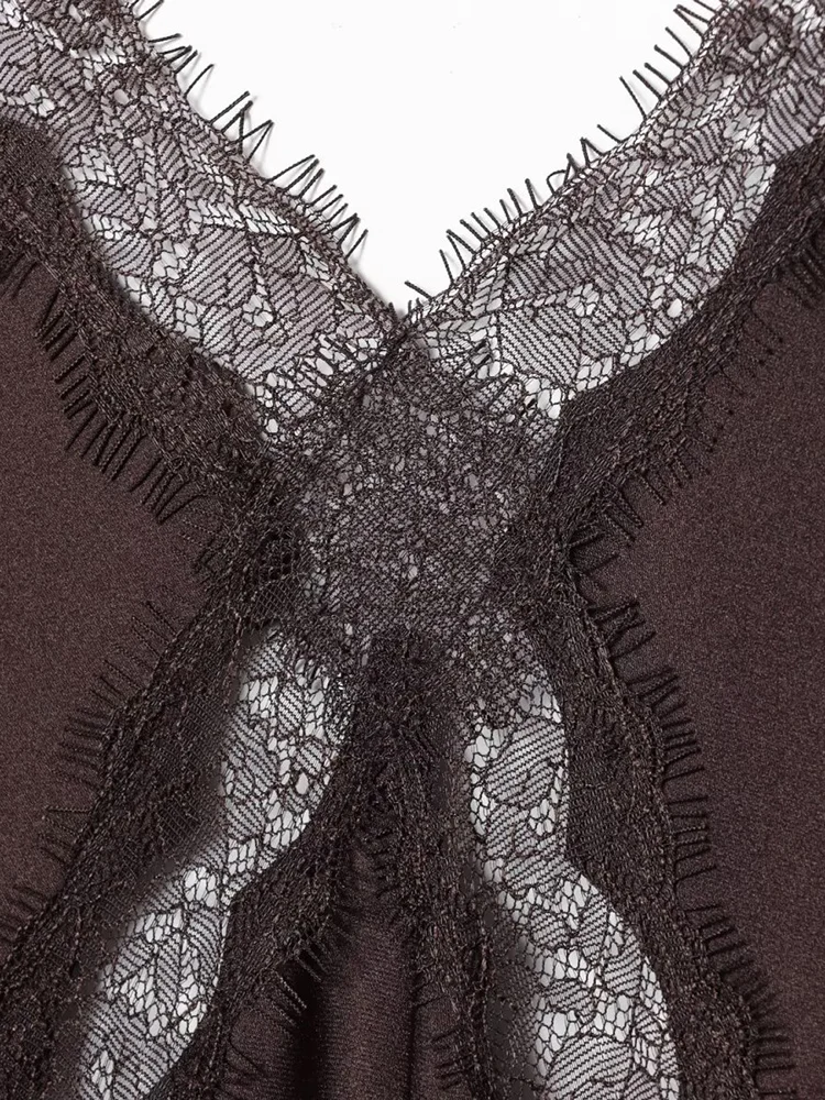 Sukienka damska na wiosnę i jesień, dekolt w serek, bez rękawów, odkryte plecy, koronkowe wstawki, satynowa tekstura, długi fason, zapięcie na zamek z tyłu, wiązana na szyi, seksowna odzież damska.