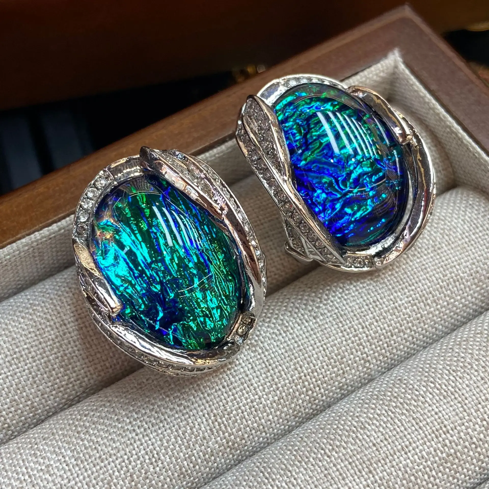 

Dazzling Glass Fashion Copper Plated Real Gold Vintage Stud Earrings Elegant Jewelry Accessory