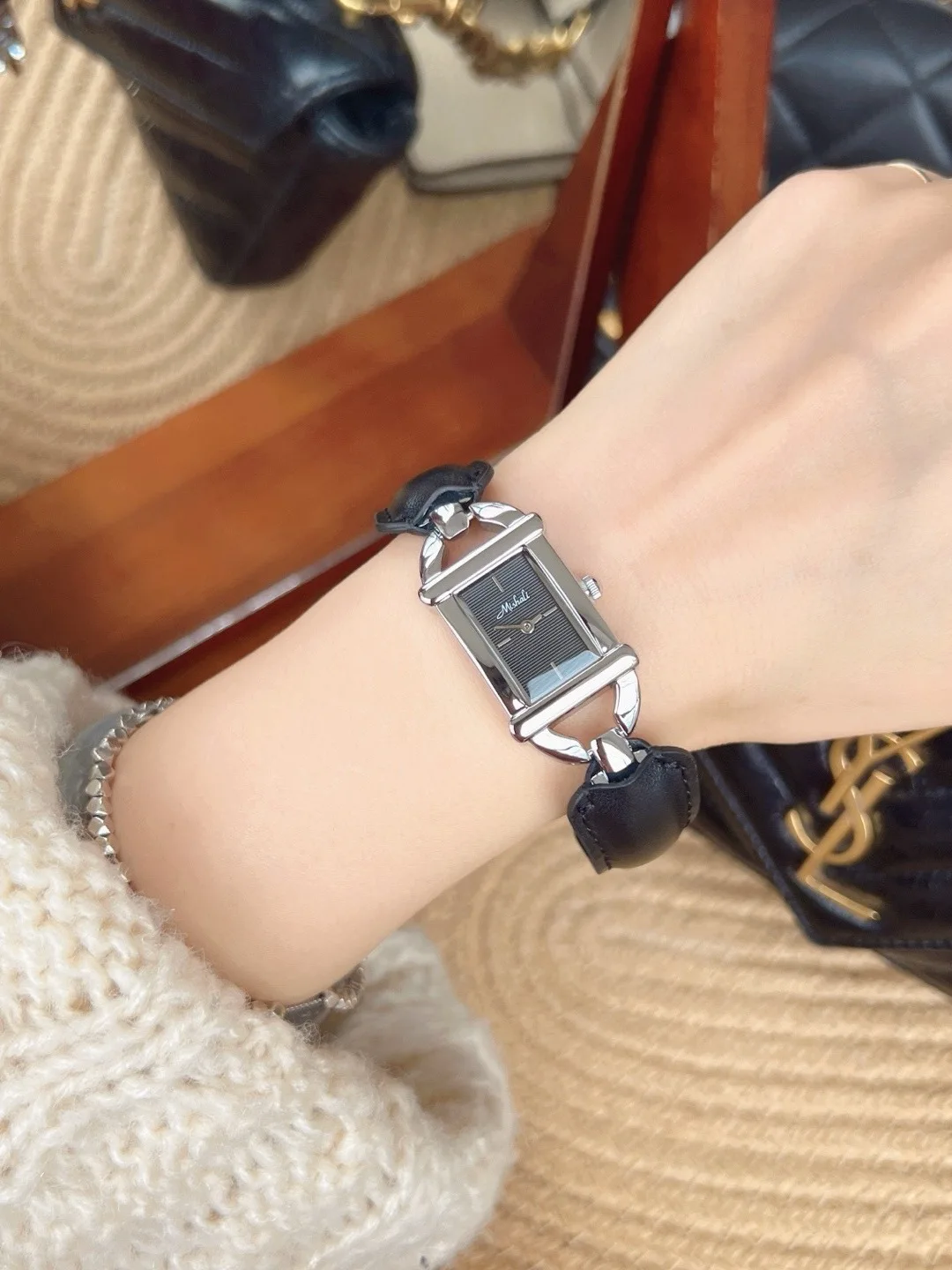 ساعة نسائية مربعة ريترو فاخرة، بسيطة ومتطورة، طراز جديد 2025، ساعة نسائية عالية الجودة.