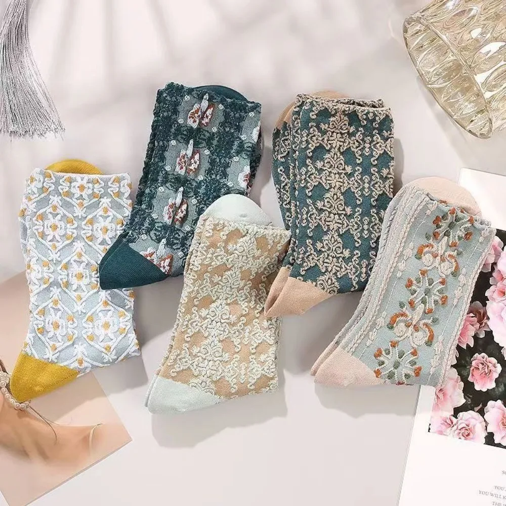 

5 Pairs Cotton Material Retro Cotton Socks Flower Design 3D Embossed Women Socks Slim Fit Medium Length Sock Spring Summer