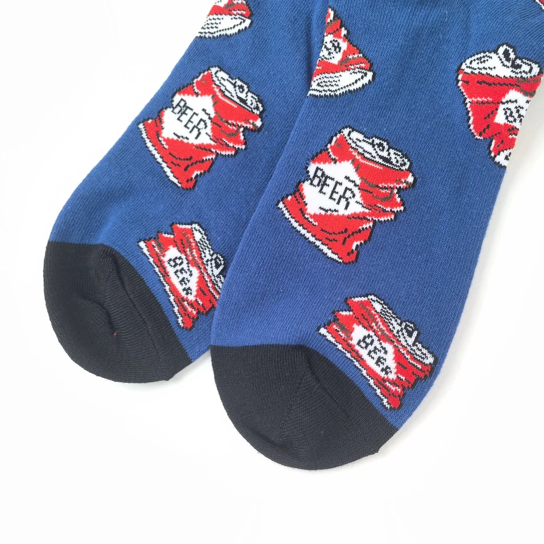 زوج واحد من الجوارب لمنتصف الساق تتميز بتصميم صنز البيرة المطبوعة، مما يزيد من جماليًا مريحًا ومترهلًا.