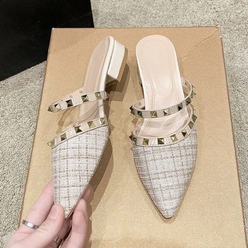 

Женские летние новинки: уличные сандалии-мюли с закрытым носком, на низком массивном каблуке, с заклепками, модные, в стиле фэйри