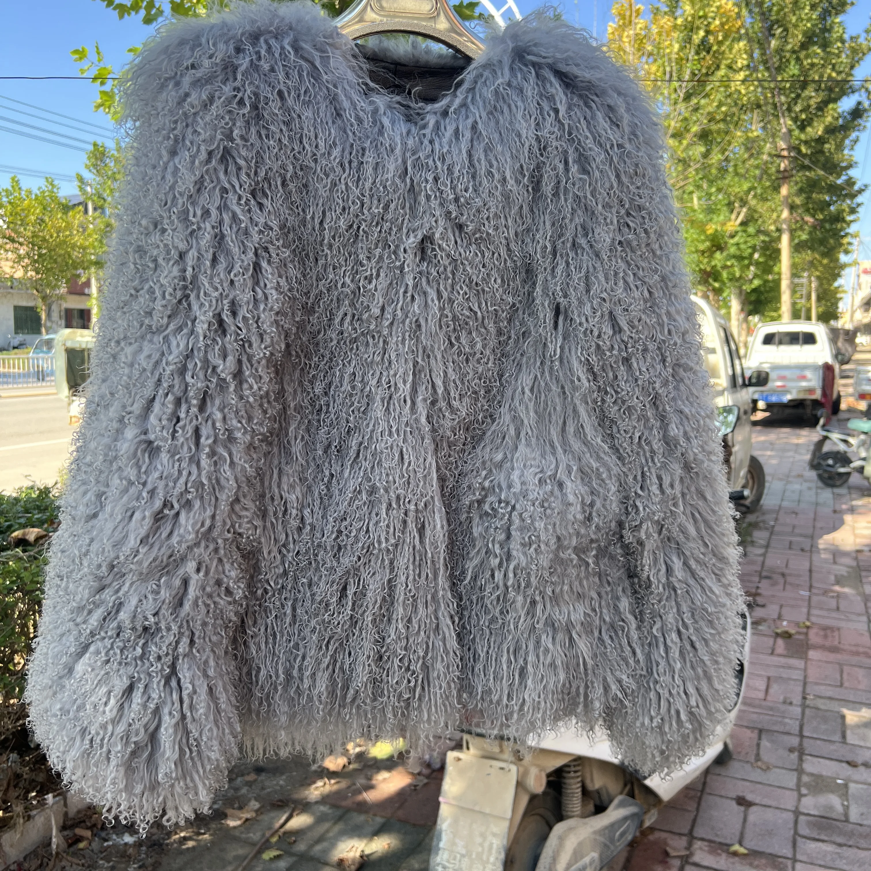 سترة جلدية جديدة للشتاء من Aulande لعام 2025 معطف فرو الأغنام المنغولية للنساء بني داكن ملابس من الفرو الحقيقي معطف واق من المطر ملابس خارجية باللون الأبيض #5