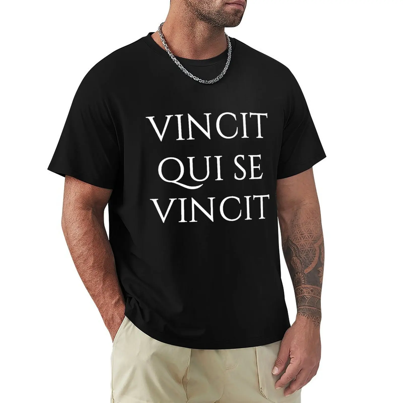 Vincit Qui Se Vincit - He Conquers Who Conquers Himself - T-shirt à lettres blanches, haut à manches courtes pour le travail quotidien