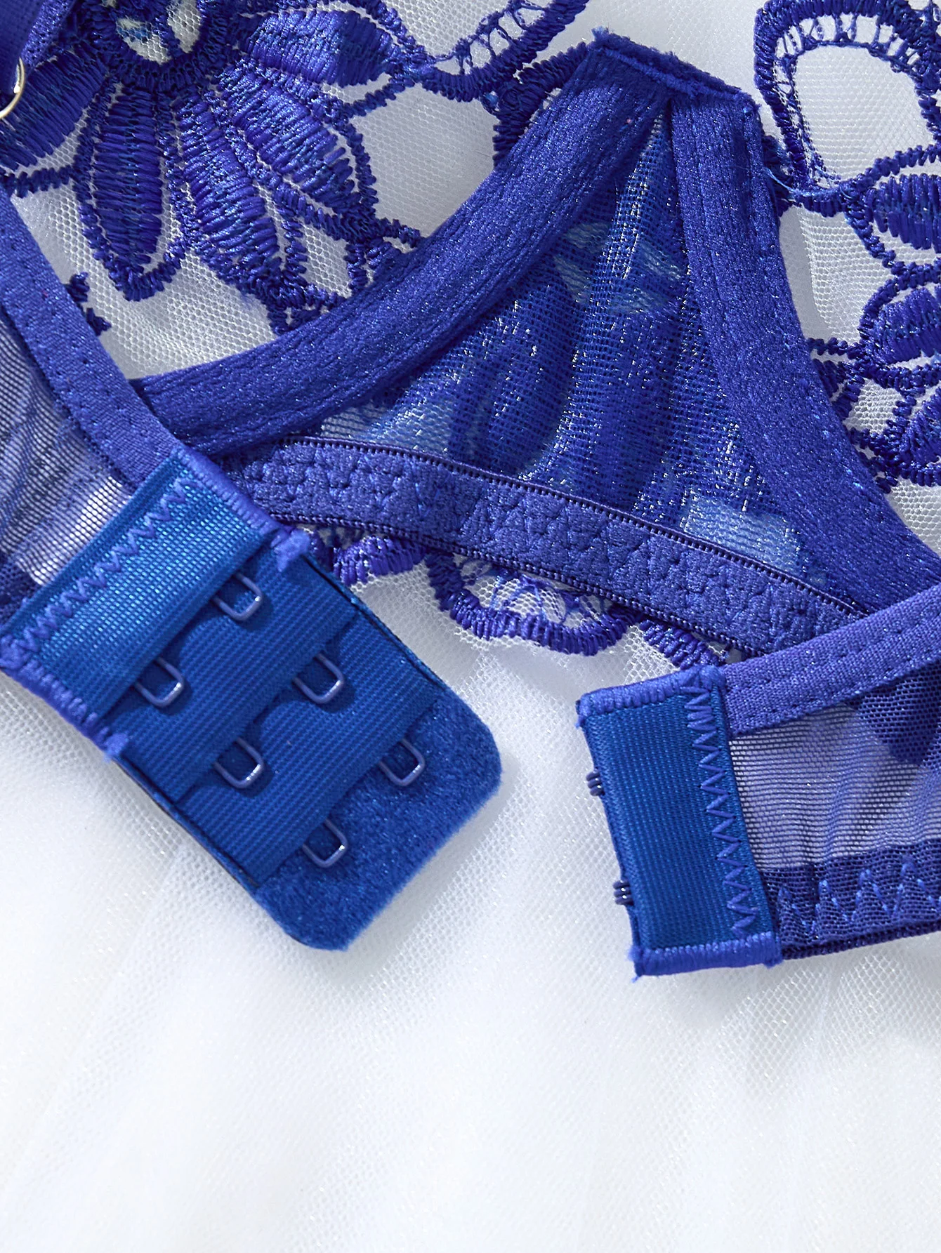 Um conjunto de lingerie azul sexy, incluindo sutiã e tanga com padrão de margaridas, um confortável de duas peças feminino estilo família ZA825086