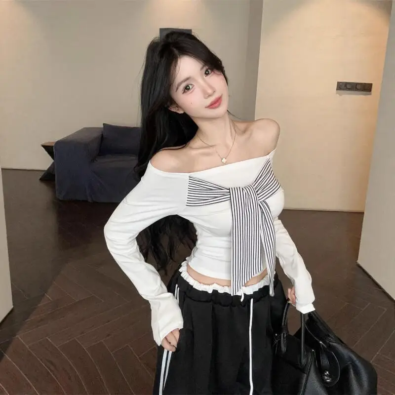 Neues Spicy Girl Retro-Design, One-Shoulder-Langarm-T-Shirt, gespleißt mit Bareback-Streifen-Riemen, um dünne Damenoberteile zu sehen, Fashio