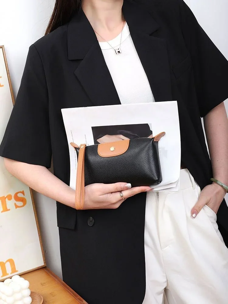 The new fashionable soft leather women's wallet with contrasting colors is a portable, niche and versatile wrist bag.