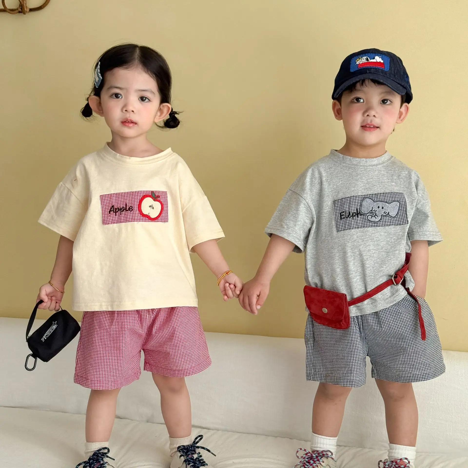 

Летний новый комплект детской повседневной одежды 2026: футболки с мультяшными принтами для мальчиков и девочек + шорты в клетку, 2 предмета, для малышей