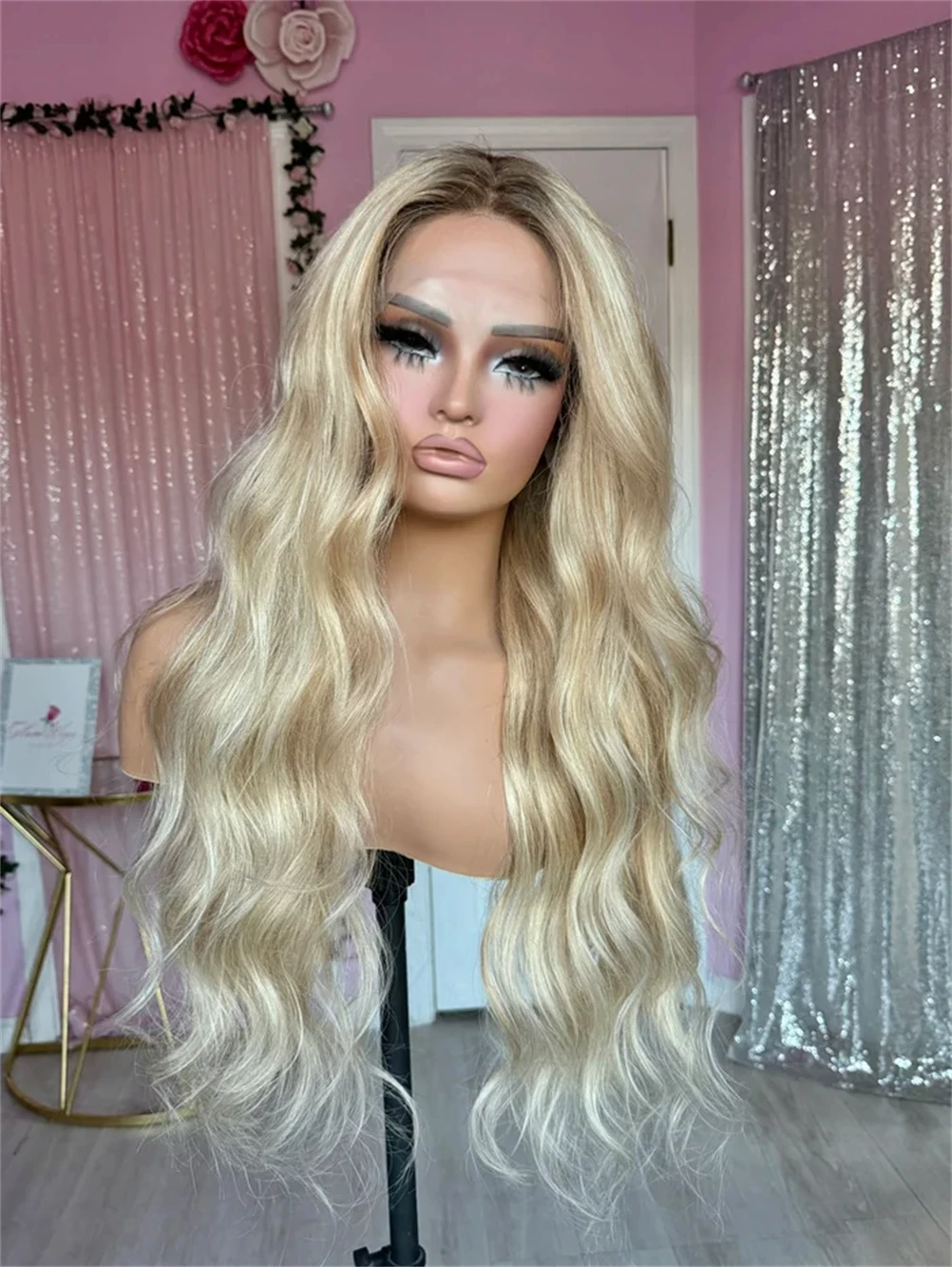 Balayage Ombre Golden Blonde Hochwertige synthetische Lace-Front-Perücke, dunkle Wurzeln, leimlose, lange, gewellte Perücken für Frauen, täglicher Partygebrauch