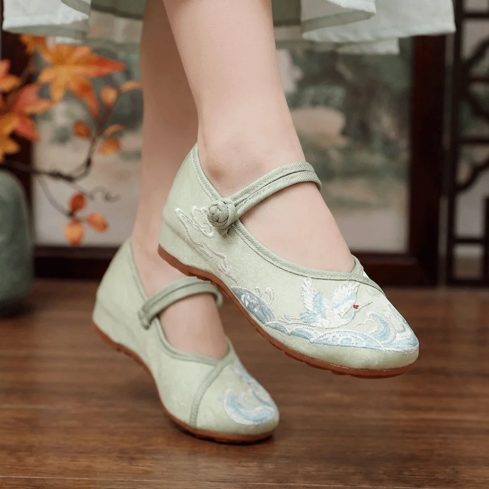 

Retro Chinese Style Girls' Dancing Shoes Soft Sole Non-slip Embroidered Cloth Shoes Breathable Professional Ballet Shoes Walking