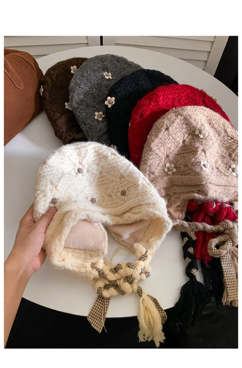Koreanische gestrickte Blumenmütze, süß und niedlich, warme Fliegermütze, vielseitige Wintermütze mit Zopf und Quaste, gebundene Ohrenschutz-Beanie-Mütze – Detail 8