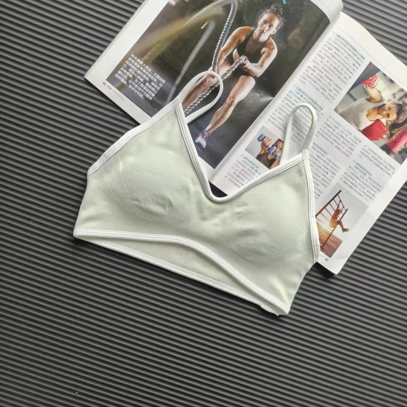 Nahtloser, gerippter Sport-BH für Damen, mit kontrastierenden, dünnen Trägern, ohne Bügel, weiche Unterstützung, atmungsaktives Yoga-Top für das Fitnessstudio und den täglichen Gebrauch. – Detail 16