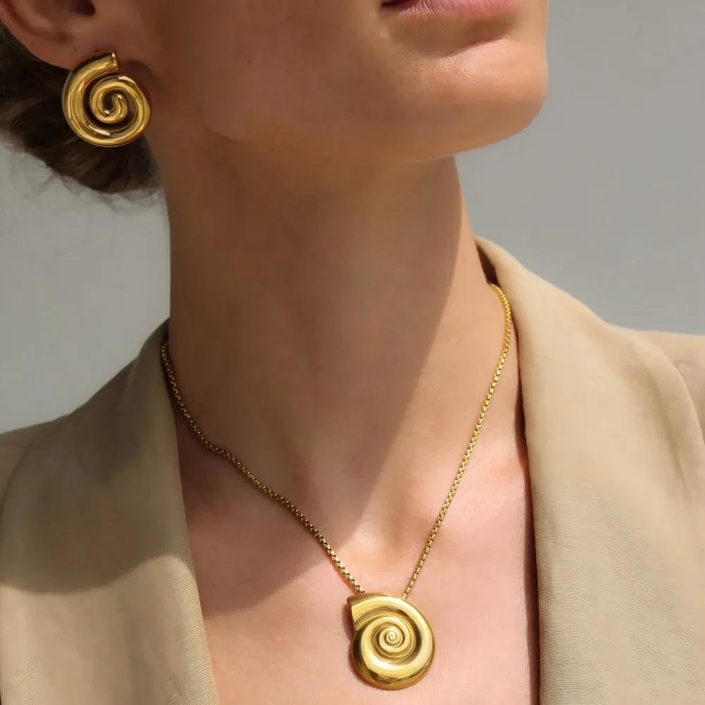 Modische Ohrstecker aus Edelstahl mit Muschel- und geometrischem Design für Damen, verhindern Allergien, ideal als Alltagsschmuck und Accessoire. – Detail 2