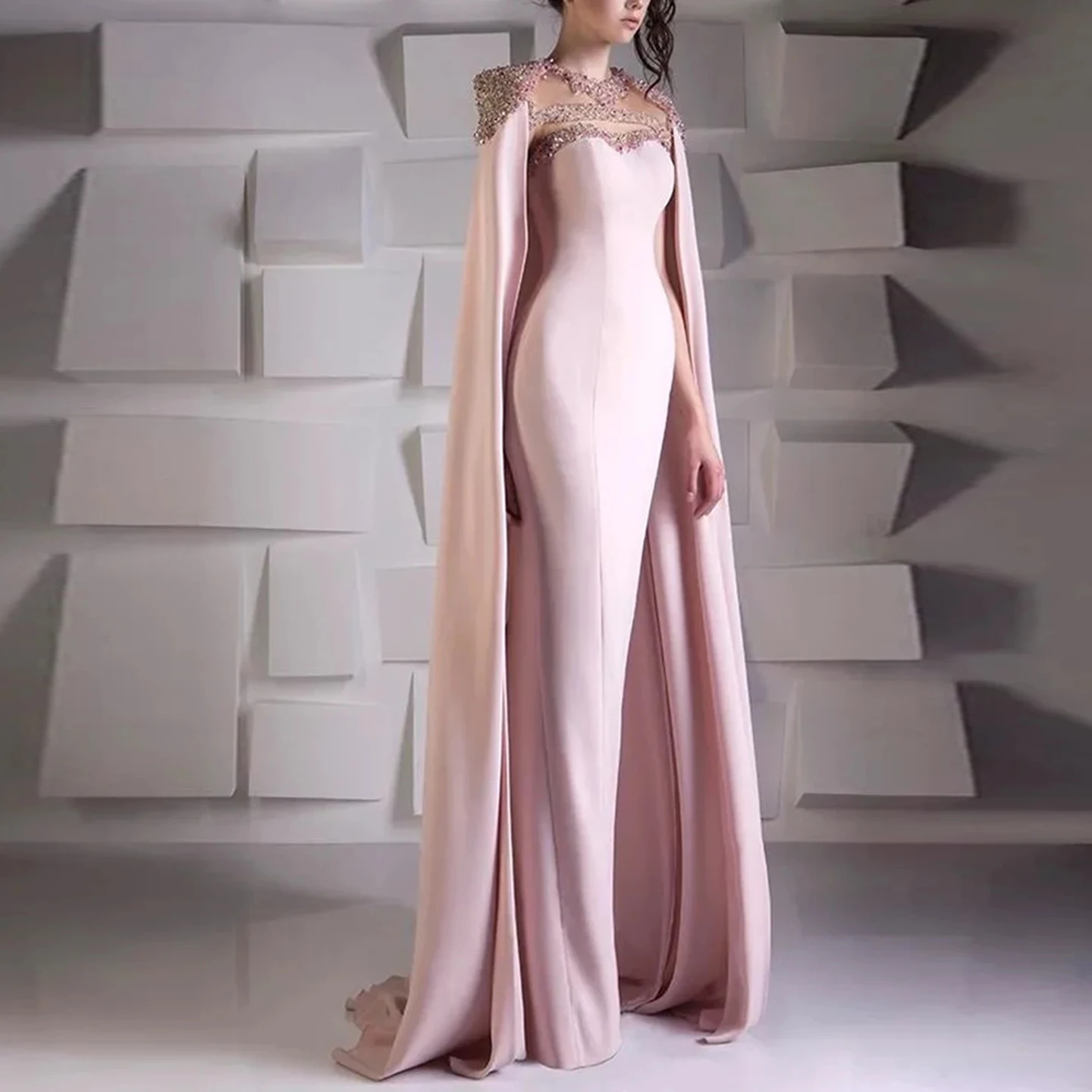 

Розовое вечернее платье русалки с длинной накидкой. Прозрачное платье для выпускного вечера с вырезом из бисера. Вечернее платье длиной до пола. Элегантные платья.