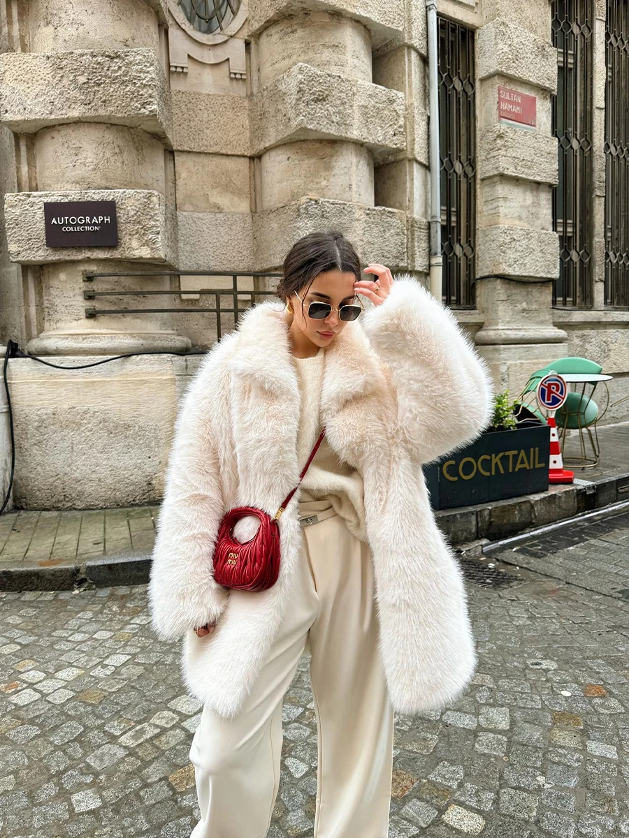 Przytulny, czysty, dopasowany płaszcz ze sztucznego futra w stylu Pinterest dla kobiet, obszerny, puszysty, ikoniczny parka w stylu \"old money\", luksusowy strój na jesień.