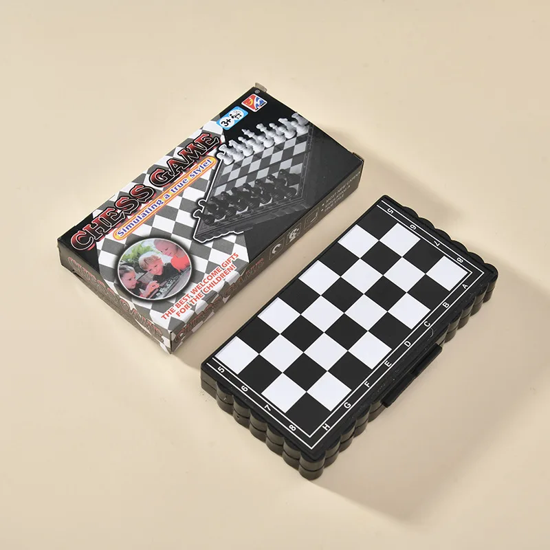مجموعة شطرنج صغيرة قابلة للطي على شكل رقعة شطرنج محمولة على شكل رقعة شطرنج مغناطيسية للأطفال لعبة شطرنج للأنشطة العائلية للحفلات