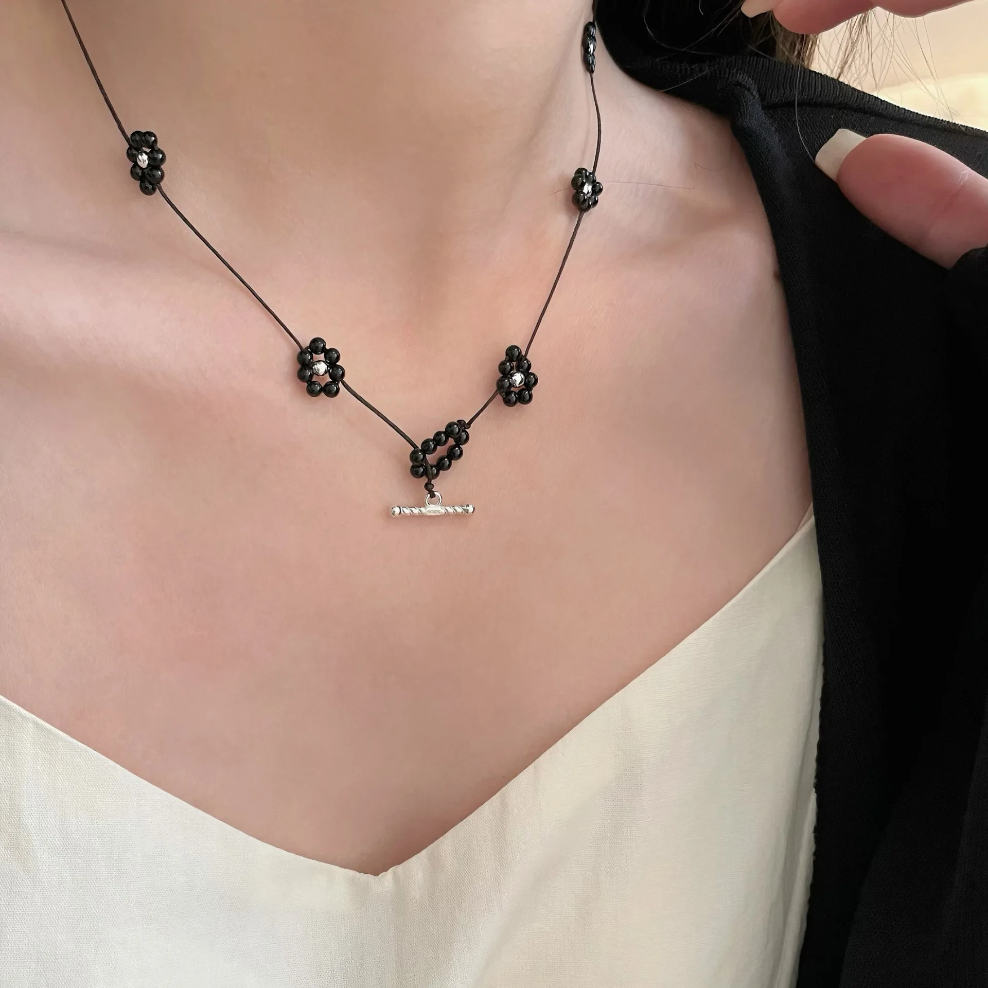 

ins sweet and cool S925 sterling silver agate black woven flower OT clasp choker necklace collarbone chain