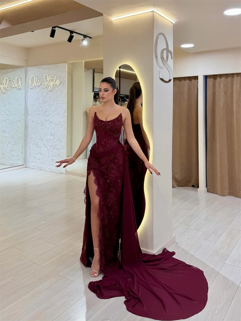 カスタマイズされたバーガンディゴージャスレースマーメイドサイドハイ スリットフォーマルイブニングドレス、取り外し可能な袖付き、ウェディングドレス、プロムガウン