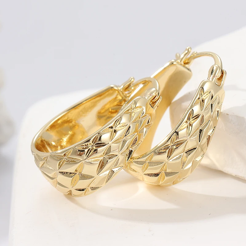 Fashion Classic Cut Pattern Golden Plated Hoop Earrings for Women Charm Temperament Banquet Festival Jewelry Accessories Crafts