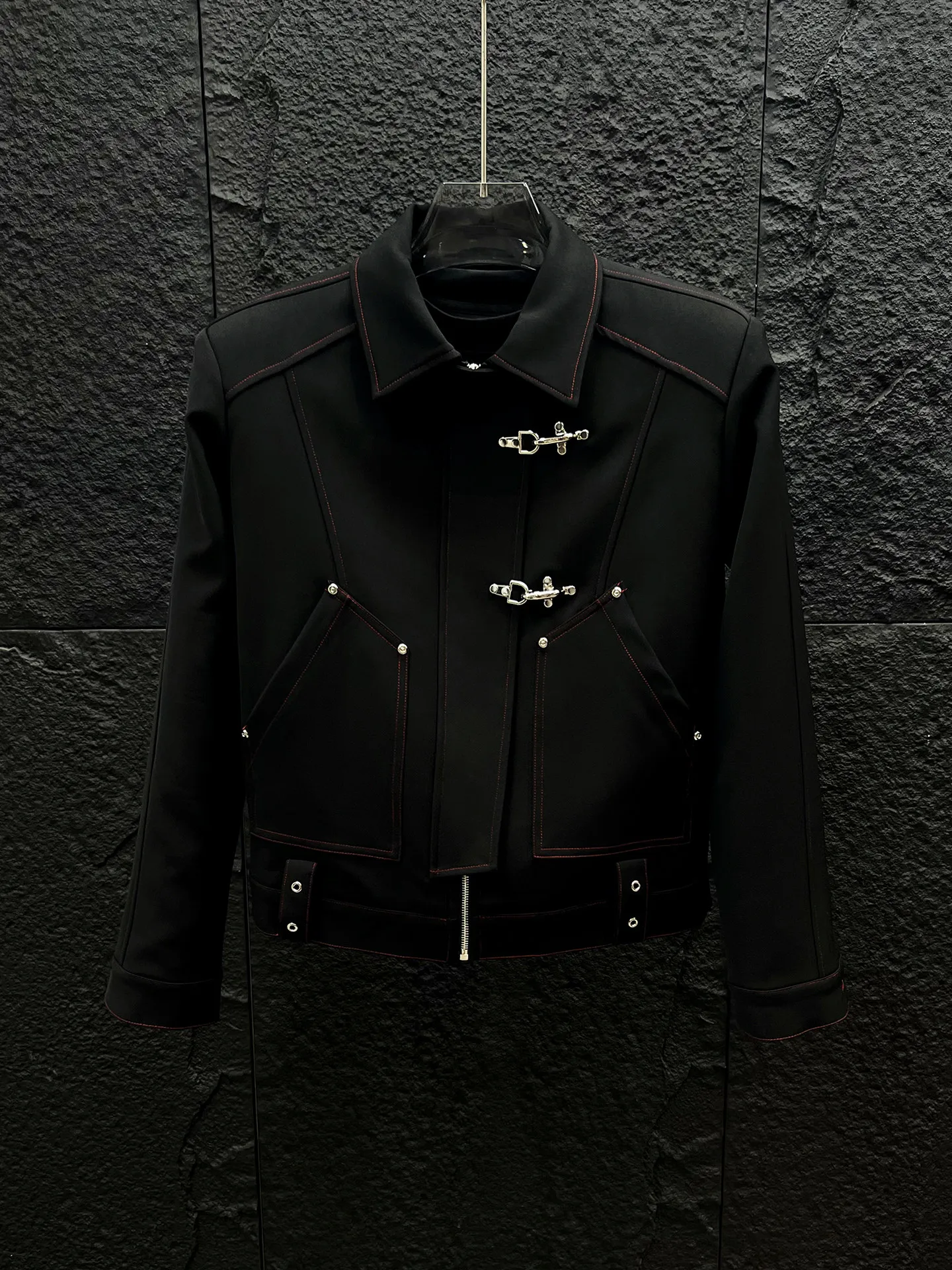Mens Metal Cropped Jacket Contrast Stitching Deconstructed Shoulder Coat for Runway Styling and Performance Outfits