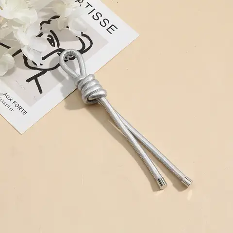 가죽 로프 백 펜던트는 부드러운 촉감을 가지고 있으며 사용에 따라 더욱 다양하게 활용 가능합니다. 가죽 로프와 완벽한 조합