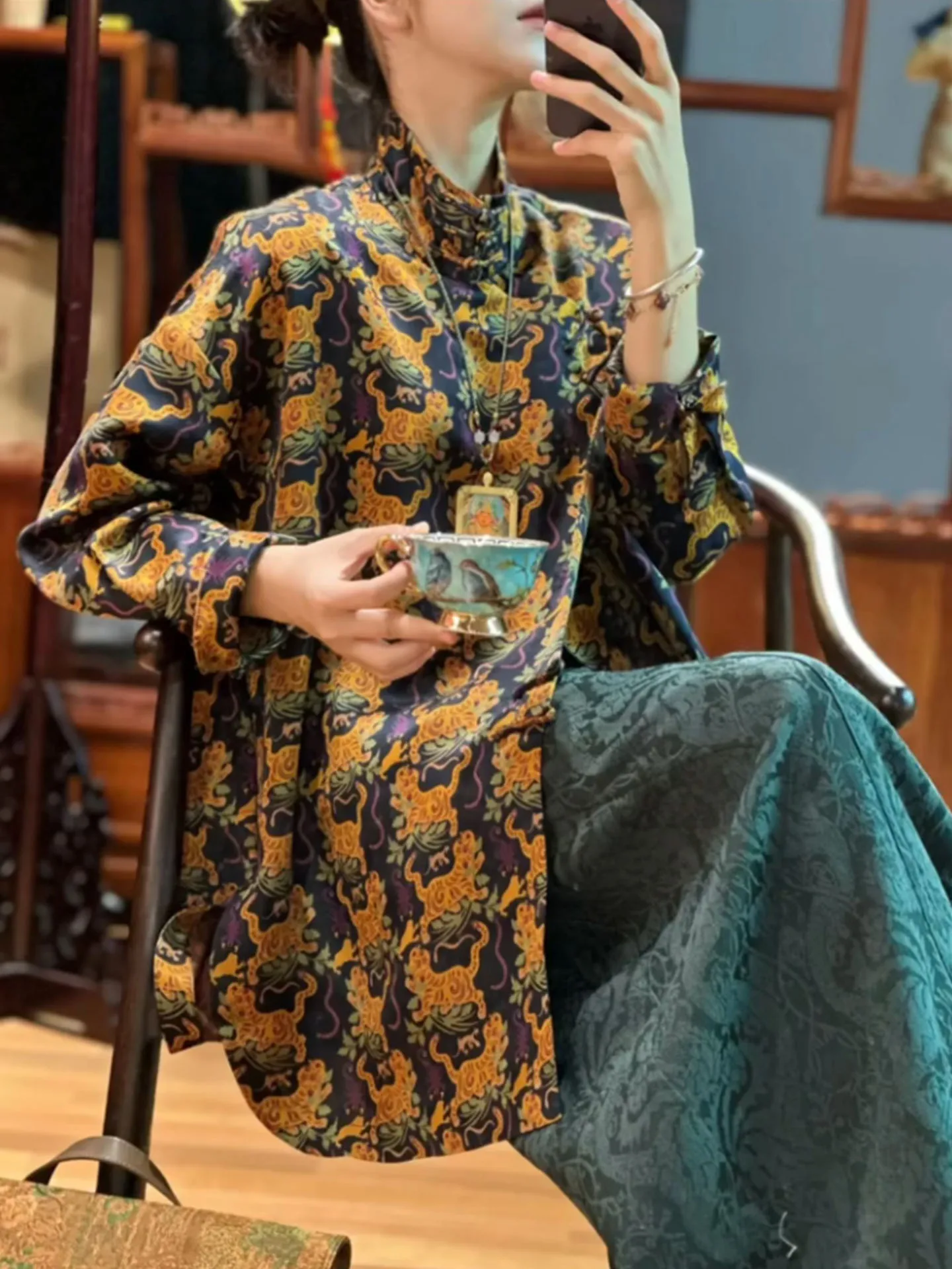 

New Chinese Sle Floral Print Long Sve Stand Collar Loose Women's irt Unique Personali Spring 2026 Faion Trend