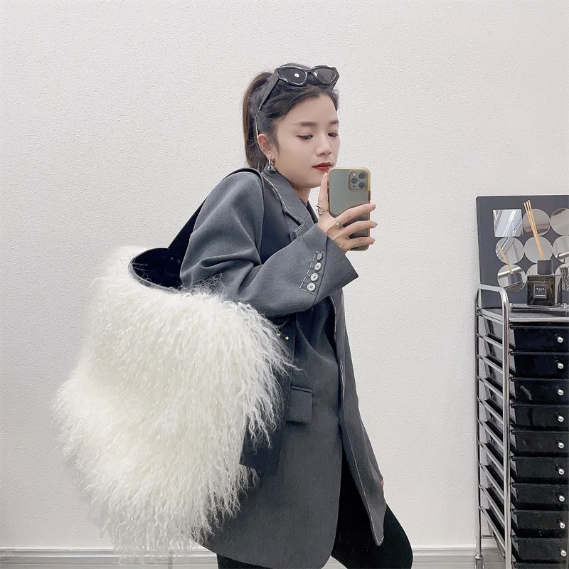 Women's Premium Elegant Fur Handbag High Quality Beach Wool Fur Handbag Luxury Large Capacity Plush Square Bag