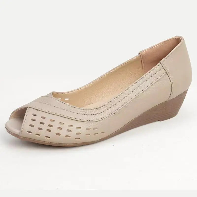 

Новые женские летние кожаные сандалии на танкетке с открытым носком, мягкая подошва, нескользящие дышащие неглубокие слипоны, современные сандалии большого размера