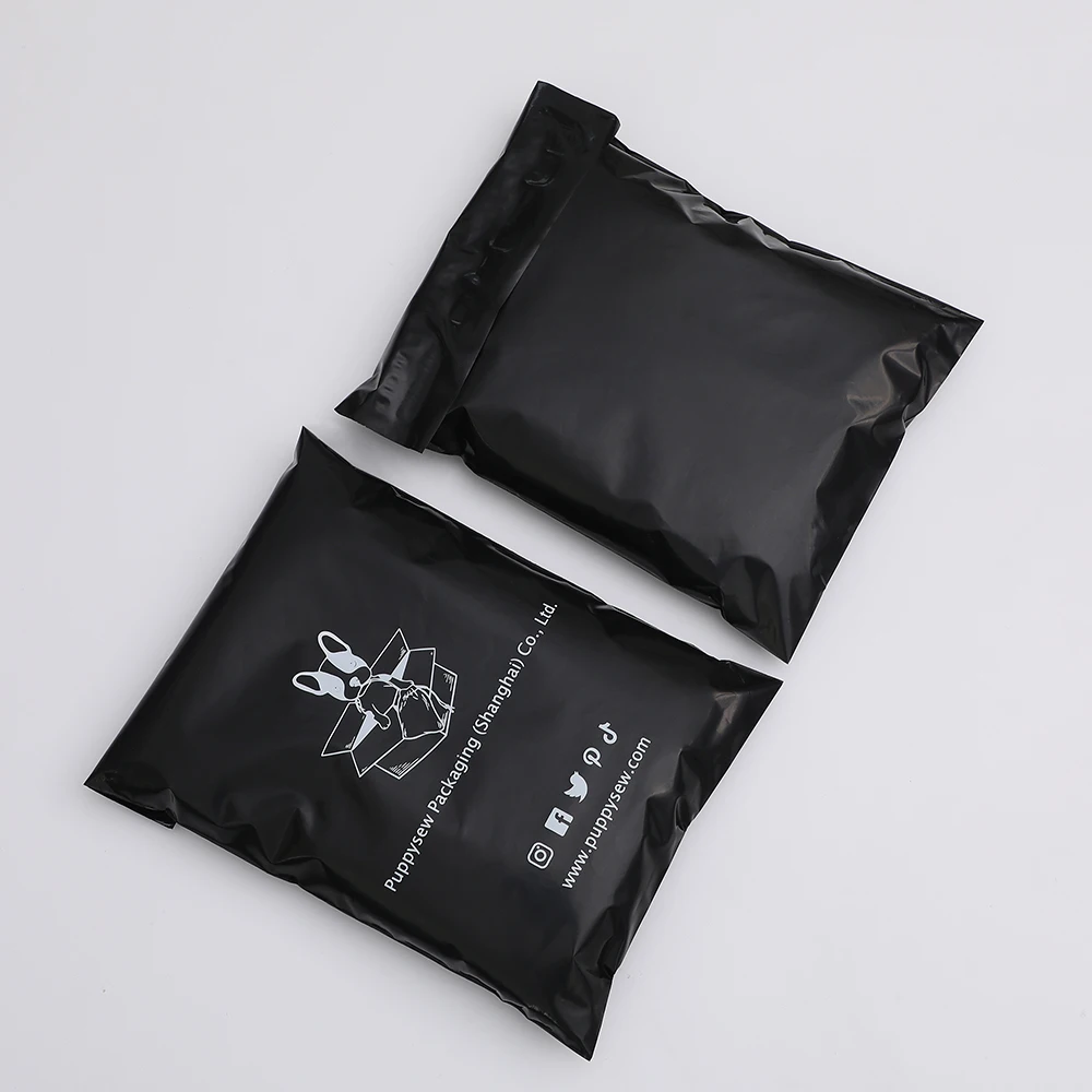 ถุงไปรษณีย์โพลีสีดําแบบกําหนดเอง 50-500 กระเป๋าจัดส่งแบบกําหนดเองพร้อมโลโก้สีเดียว ถุงไปรษณีย์สีดําเคลือบเงาแบบกําหนดเอง