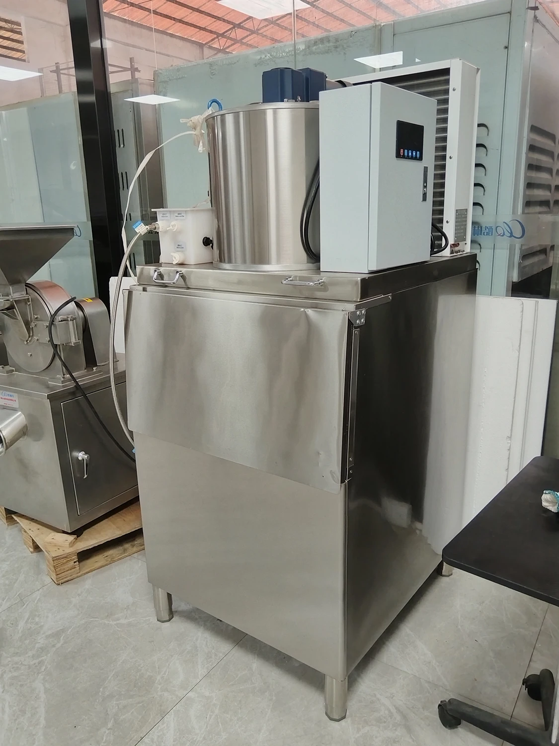 Macchina per la produzione di ghiaccio industriale commerciale a secco di grande capacità commerciale Macchina per il ghiaccio commerciale a blocchi piccoli Macchina per la produzione di fiocchi di ghiaccio