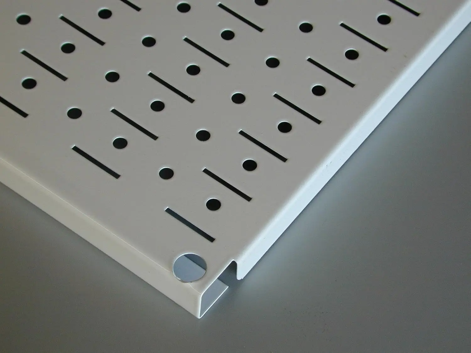 طقم منظم Pegboard معدني ، أداة فائدة ، تخزين ، جراج ، لوح بيغبوارد معدني ، تيار متردد أبيض