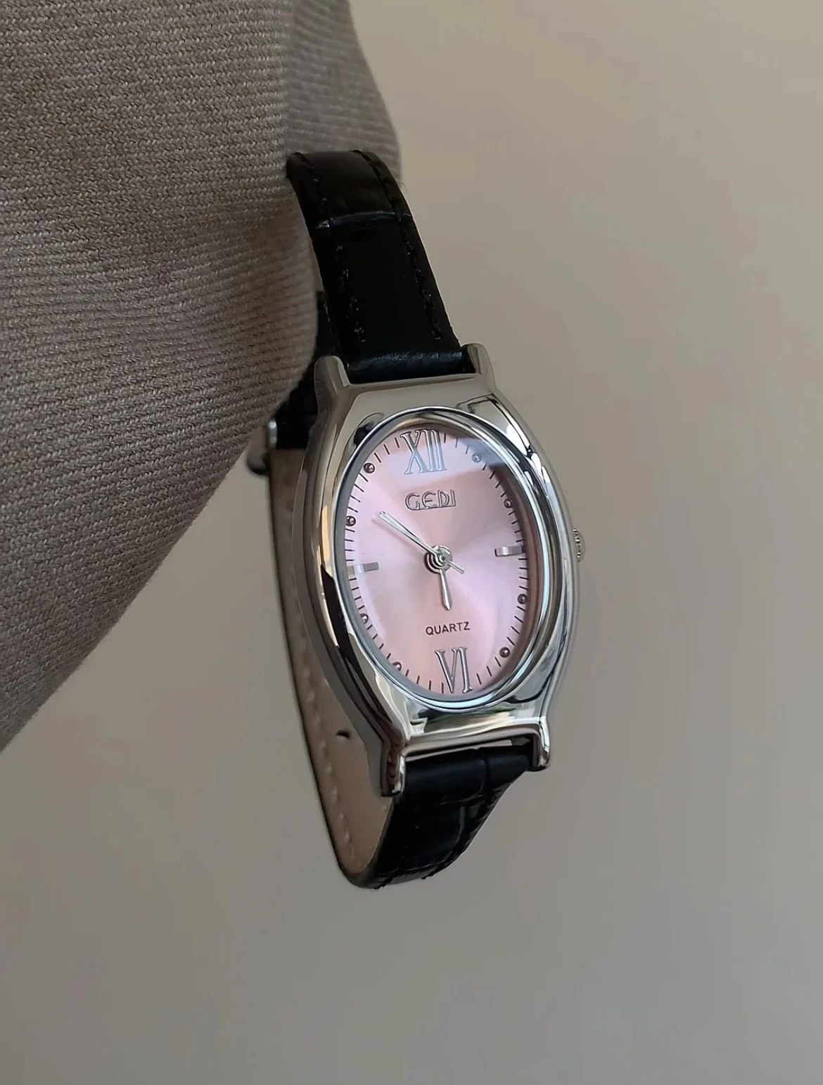 

Exquisite and fashionable thin strap oval dial sweet cool black pink style luxury Korean temperament watch for women female gift