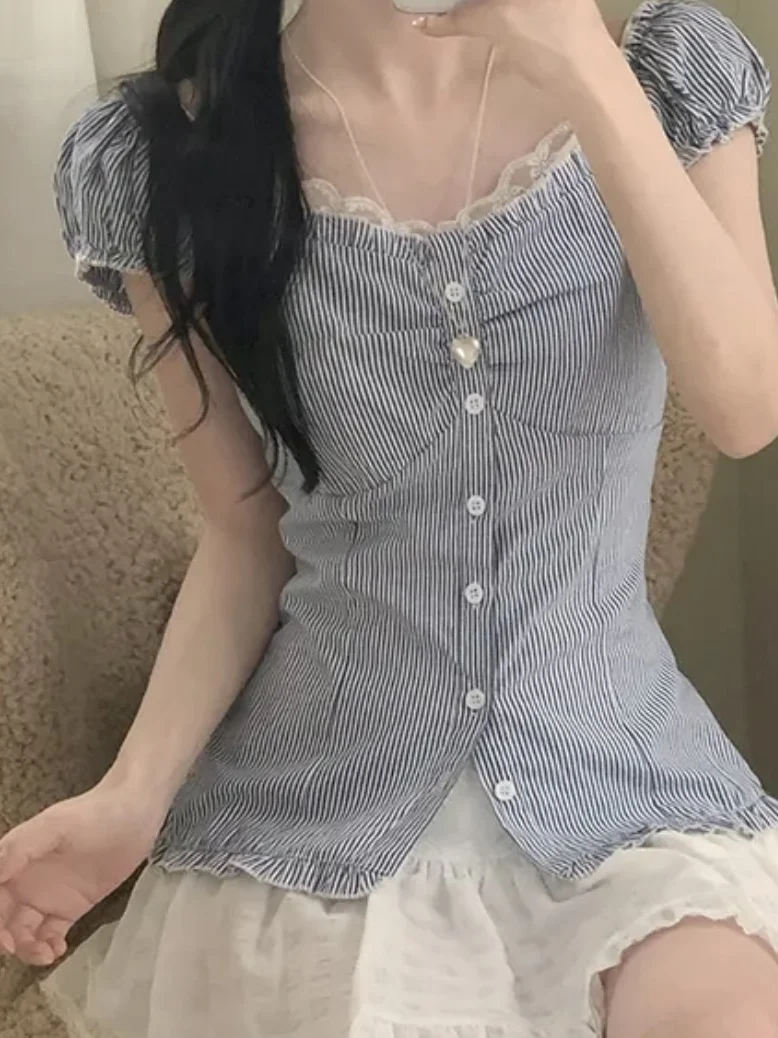 シックなブルーストライプバブルスリーブシャツ女性のスリムフィット夏の新しいスタイル半袖シャツファッショナブルな通勤スタイルの服