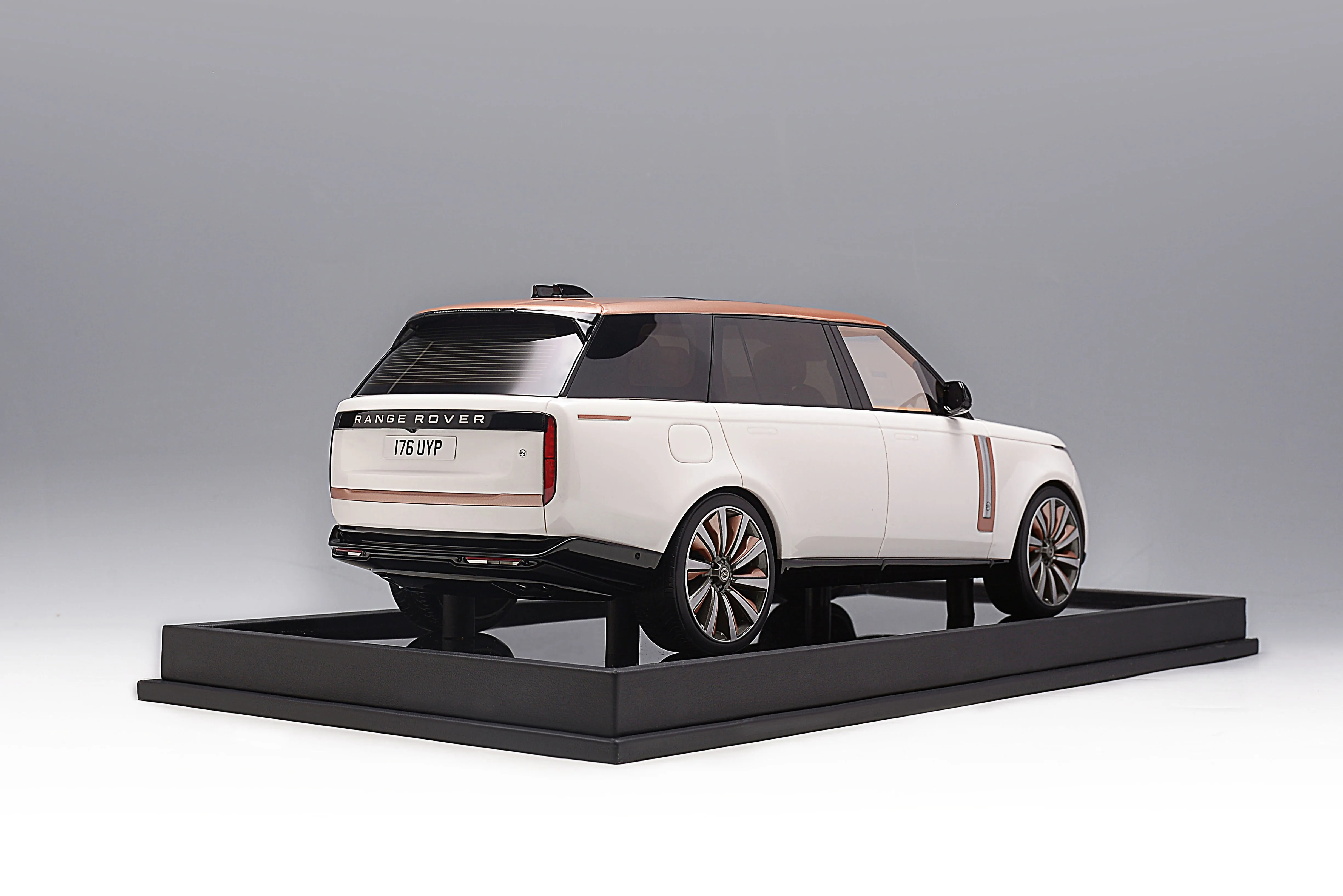 MH 1:18 For Range Rover Autobiography Extended 2023 SUV Simulation Limited Edition Resin Metal Static Car Model Toy Gift