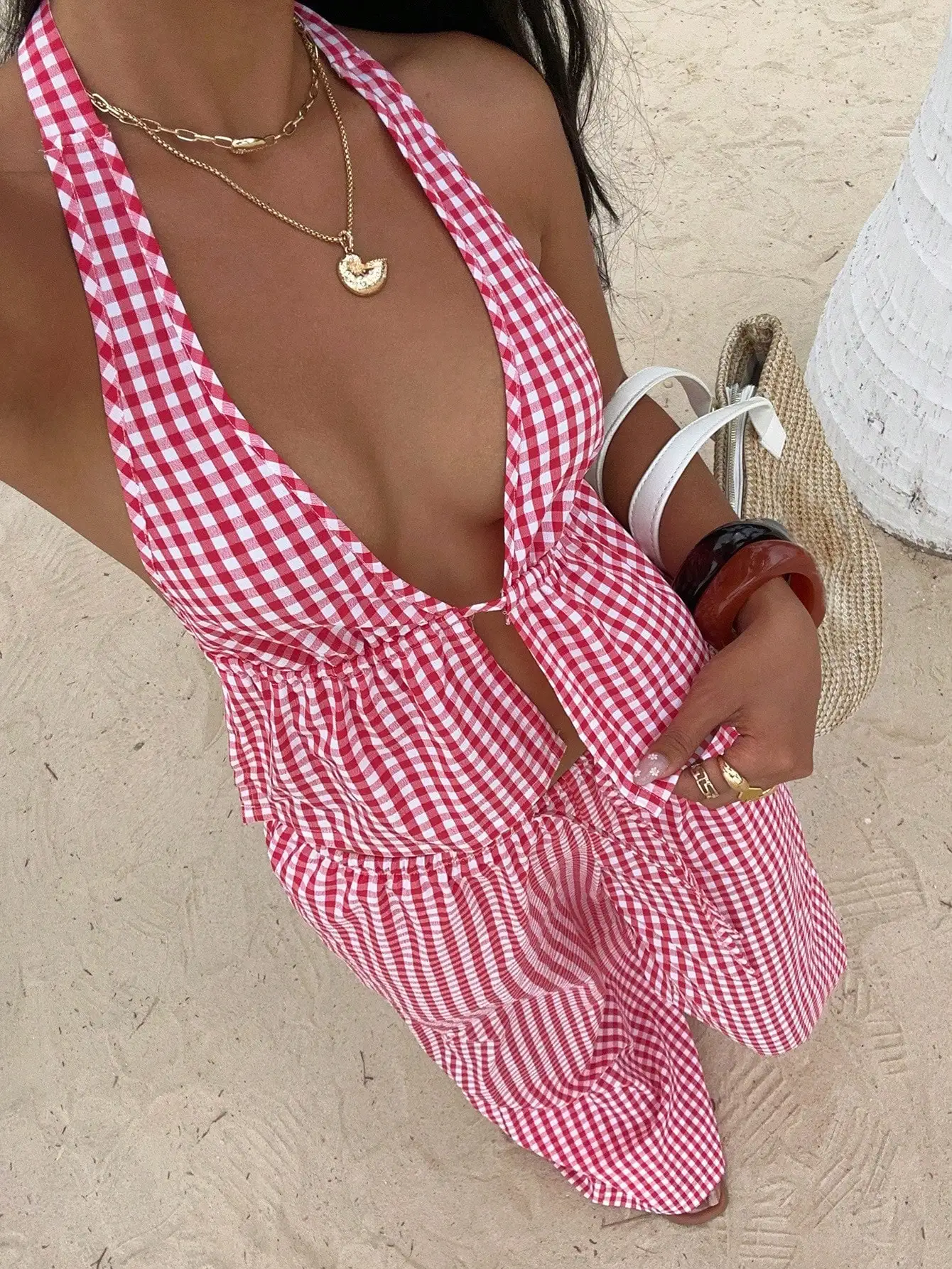 

Красно-белый комбинезон-халтер в клетку с вырезами по бокам для летнего пляжного отдыха