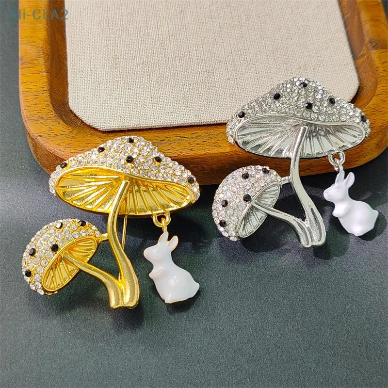 

Fashion Rhinestone Lovely Mushroom And Rabbit Brooches Pins For Women Creative Cute Animal Brooch Pins Casual Party Jewelry Gift
