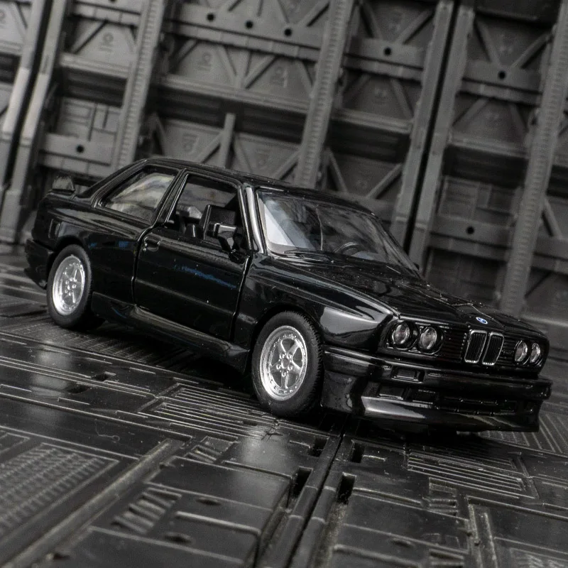 

Модель автомобиля BMW M3 1987 года в масштабе 1:36, ретро-седан из сплава, две открывающиеся двери, детализированная отделка, высокое качество изготовления.