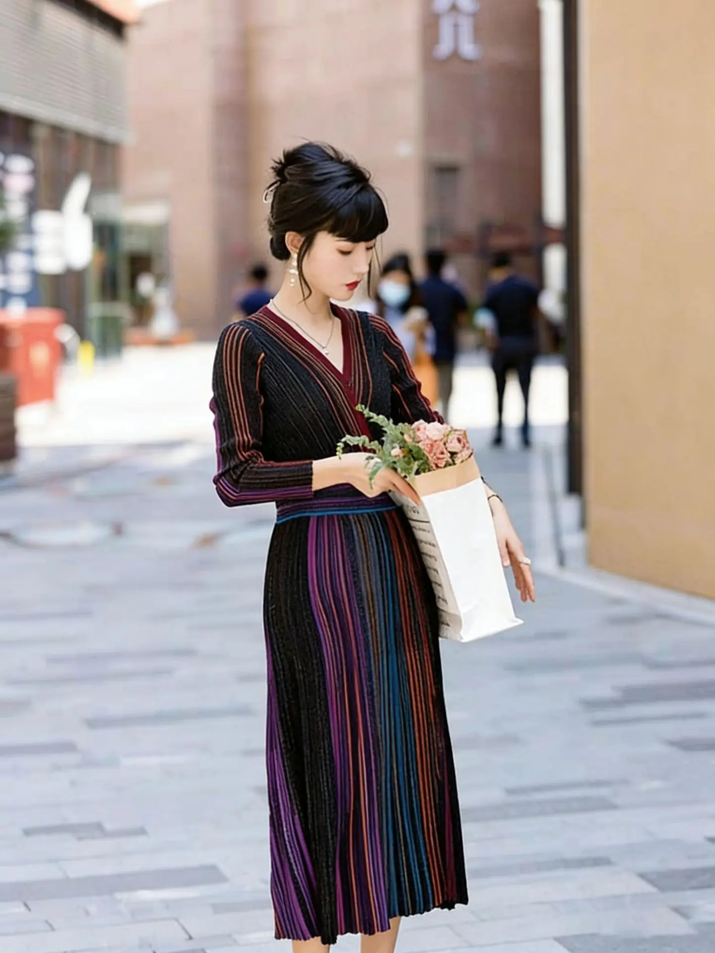 Pastellfarbenes Regenbogen-Gestreiftes Geripptes Strickkleid mit Überschnitt-V-Ausschnitt und Langen Ärmeln, Midi-Kleid, Weiches Wickelkleid, Romantisch-Chic, Trendig für Alltag und Dates 2026 – Detail 5